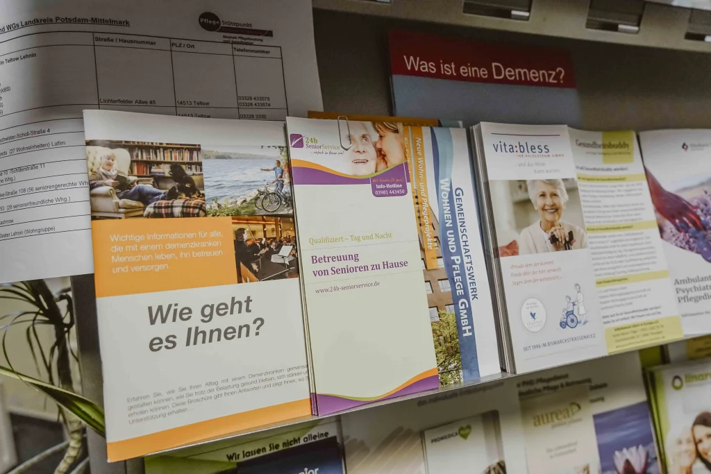 Bild einer Wand voller Broschüren und Informationsmaterial